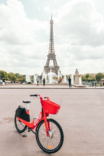 自行车停放在一块空地上，背景是埃菲尔铁塔